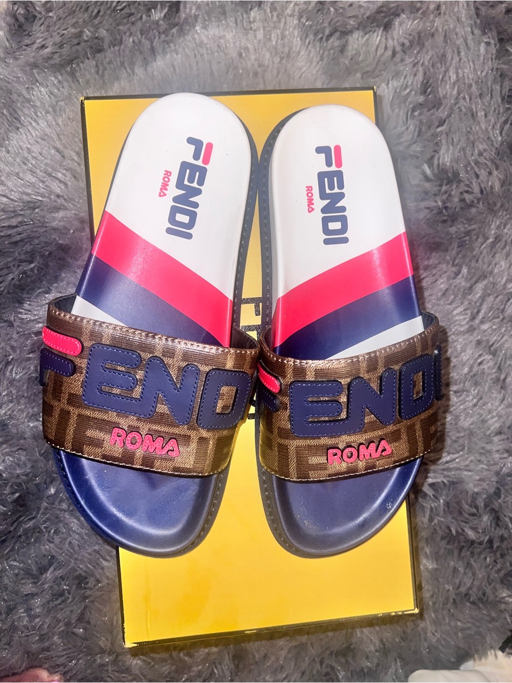 💯 Auth Fendi Monogram Slides